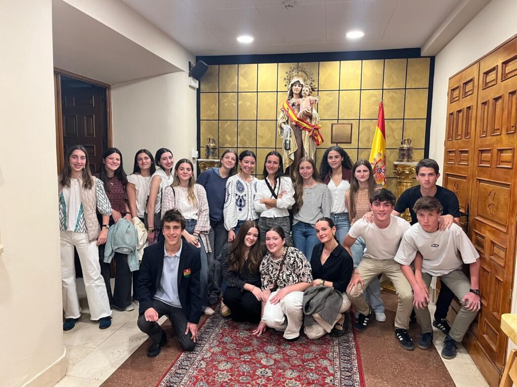 Grupo de jóvenes de la parroquia junto a la imagen de Nuestra Señora del Carmen